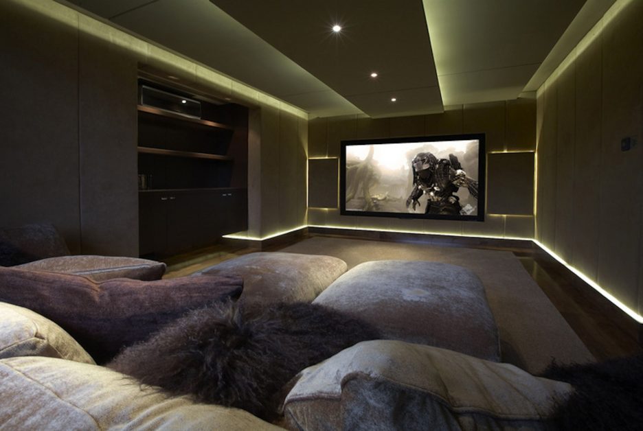 Simple Steps and Decorations to Turn a House Room Into a Cinema Hall