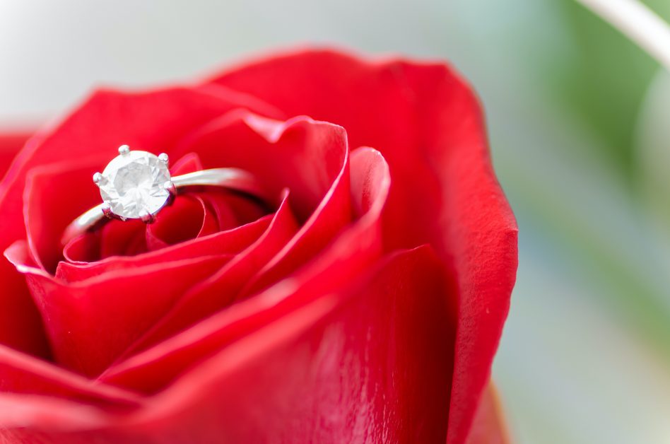 Pictures of Diamond Rings with Modern Designs that Express the Unique Taste