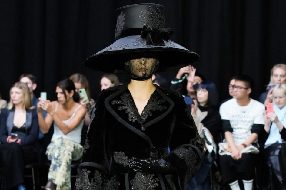 Models Ship in Black at London Week to Mourn the Queen
