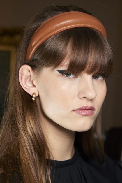 How to Apply the Band Accessory with Trendy Hairstyles in Fall 2022