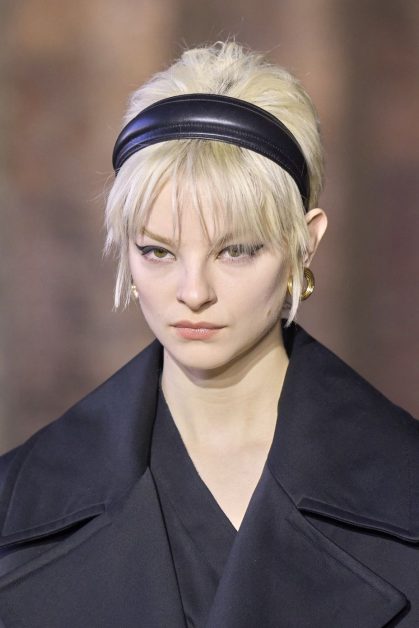 How to Apply the Band Accessory with Trendy Hairstyles in Fall 2022