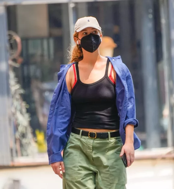 Jennifer Lawrence Revives the Y2K Trend: Bra Straps Are Back!