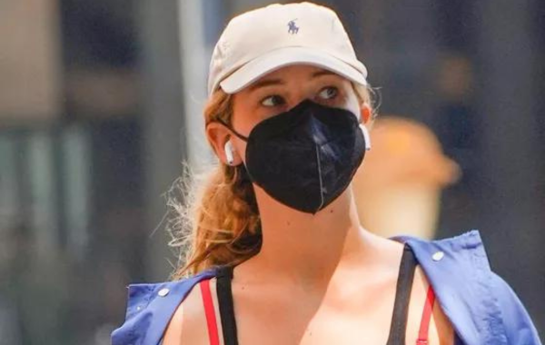 Jennifer Lawrence Revives the Y2K Trend: Bra Straps Are Back!