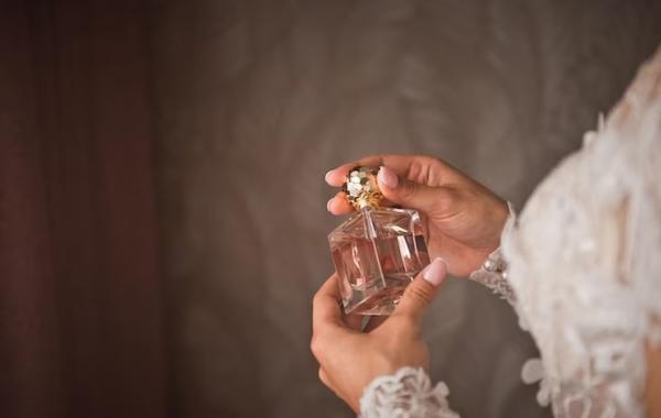 Captivating Fragrances for Your Honeymoon: The Best Perfumes to Enhance Your Beauty