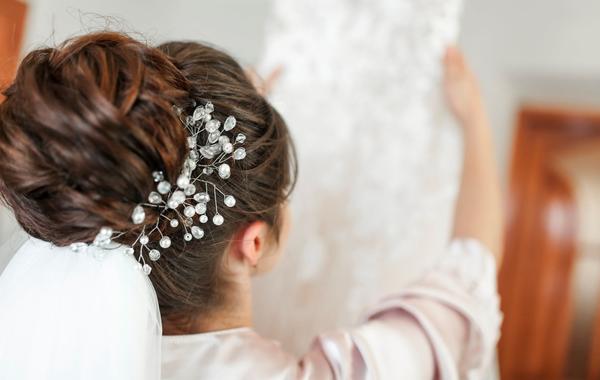 Trendy Bridal Hair Accessories for a Stylish Summer Wedding