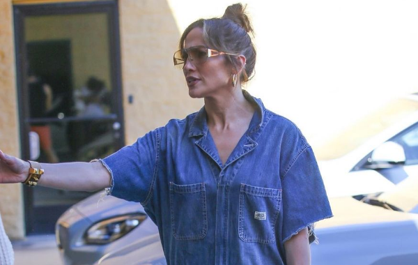 Jennifer Lopez's Casual Friday Glam: A Fashionable Twist on Weekend Style