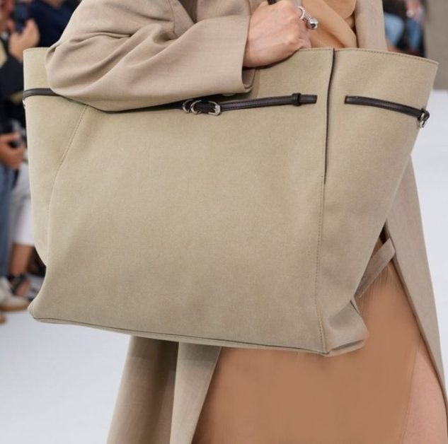 Top Canvas Bag Trends for Summer 2024: Style and Practicality Combined